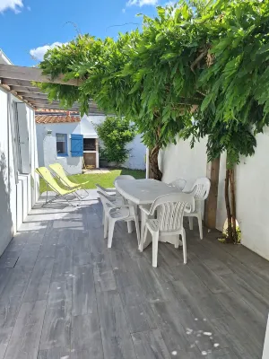 "LES BLEUETS" VILLA FOR 6 PEOPLE 3 BEDROOMS NEAR BOISVINET BEACH 聖吉爾－克魯瓦德維住宿飯店