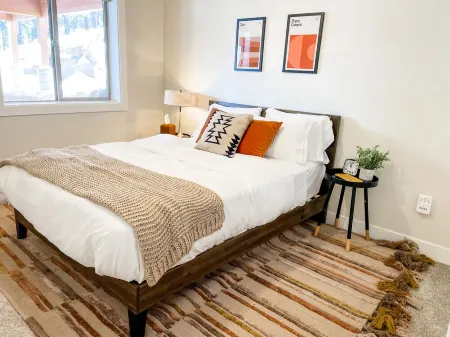 Luxury Cabin near National Parks w/ Hot Tub & Lake