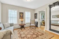 18th century 3-bedroom renovated farmhouse in peaceful Whately with WiFi, AC