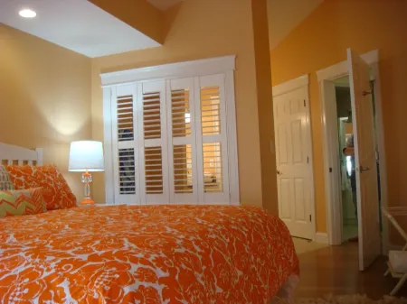 NEW LUXURY TWO-BEDROOM CONDOMINIUM WITH IN TOWN LOCATION & HALF MILE FROM BEACH Отели в г. Кеннебанк