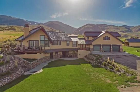 Upscale Apartment with Panoramic Views