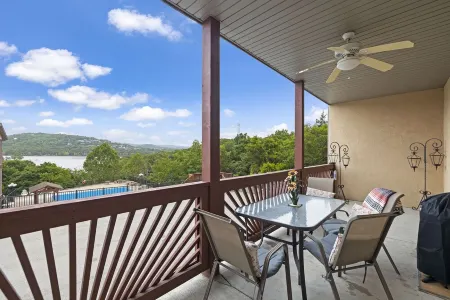 Extra Large 1 bedroom Luxury Condo on the Lake