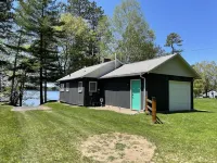 Spacious, three bedroom cottage on beautiful Lake Metonga. Hotels in Forest County