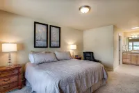 Lake Chelan Waterfront Resort Home- Pool, Boat -STR-0290