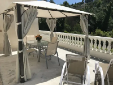 30 sq.m studio at garden level. Quiet villa in a green setting with terrace