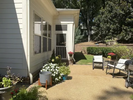 Four Bedroom Walking Distance to Square and Campus