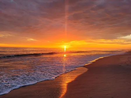 2 Tortugas West -- Renovated Oceanfront Duplex by Pier w/King Bed