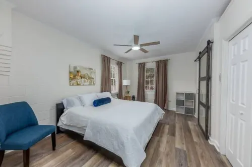 Lovely 1 BR with King bed Apt 4