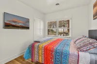 Beaver Street Bungalow w/AC, Fenced Yard, W/D, 4 Smart TVs, 1G WiFi, RV Parking.