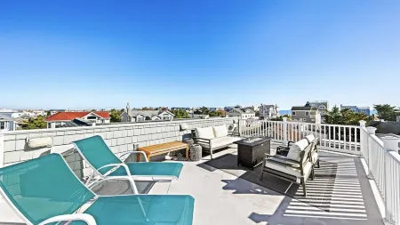 Oceanside fully remodeled home with new furniture. Only 4 houses to the beach! Отели рядом с достопримечательностью «Бичфронт»