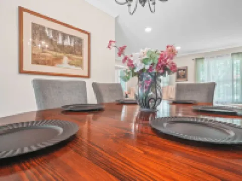 Lake Front! Spacious Home w/heated pool & kayaks 萊克威爾士酒店