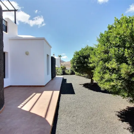Luxury villa with private heated pool, WIFI, views of the sea and volcanoes
