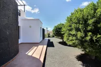 Luxury villa with private heated pool, WIFI, views of the sea and volcanoes