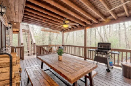 Cabin with hot tub firepit fireplace and game room area!near Helen
