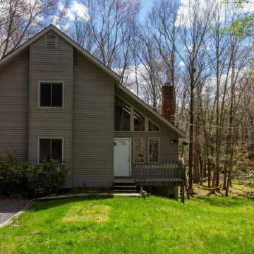 Creekside Cabin in Poconos Mountain Resort