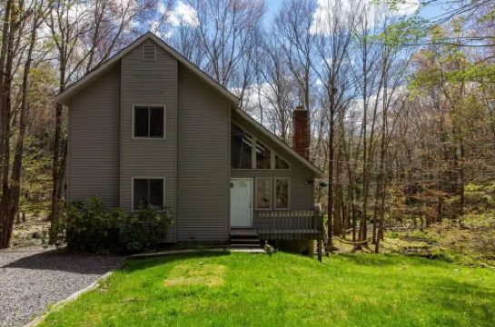Creekside Cabin in Poconos Mountain Resort