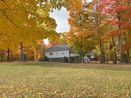 Private Lodge, Sleeps 22, Near Boyne, Indoor Heated Pool, 10 Acres,Game Rms,Pets