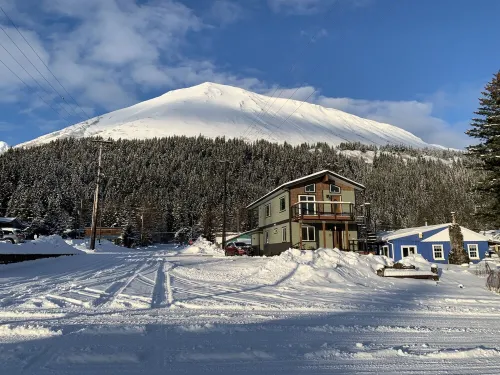 A-ViewCome stay with us in fall, winter and spring. Hotels in Seward