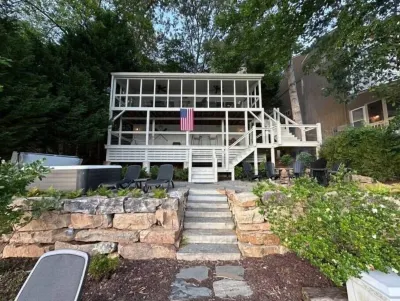 Warluskee Luxury Lakefront Cottage w/ Hot Tub