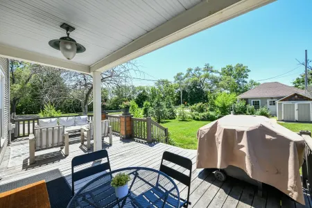 Stylish Cottage, Walkable to DT Geneva, pet friendly