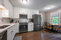 Retreat on a wooded lot within walking distance of downtown! Các khách sạn ở Sister Bay