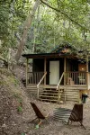 Remote cabin with creek and waterfall views 10 min from town - Chalets