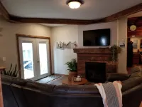 Spacious Yet Cozy, Newly Remodeled Home Steps Away from the Surf Ballroom. クリア・レイクのホテル