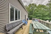 Lakefront Getaway with Kayak, Canoe and dock Các khách sạn ở Harmony