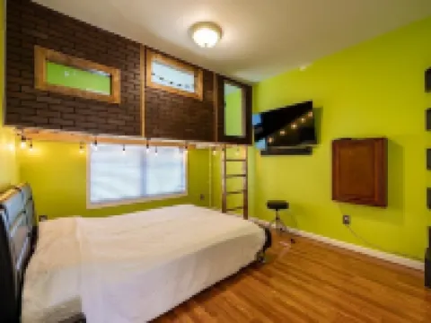 Family-friendly single home/Walking distance to shopping center and restaurants Hotels in Rio