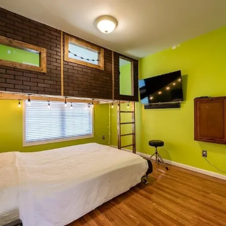 Family-friendly single home/Walking distance to shopping center and restaurants