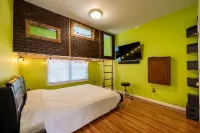 Family-friendly single home/Walking distance to shopping center and restaurants