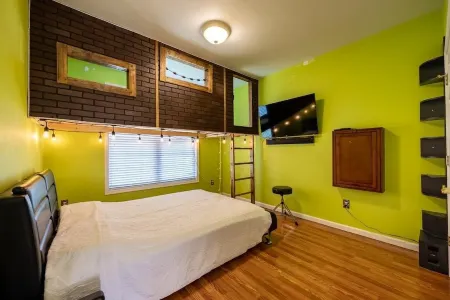 Family-friendly single home/Walking distance to shopping center and restaurants