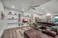 Luxurious Home w Panoramic Views + Infinity Pool!