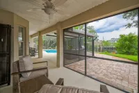 Spacious Beachy Retreat•Heated Pool•Short Walk to Beach•Pets Welcome•Bikes