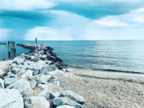 Walk to Beach! King Bed & Free Beach Passes