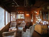 The Hynes Cabin- 1925 Renovated Classic with Stunning Views