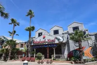 Octopus Lounge on Strand- historic neighborhood, local shops and dining