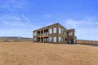 [The Highlander] 3950SF, Hot Tub, Firepit, Endless Views & Starry Nights Hotels near Lake Powell