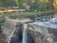 Tranquil Lakeside Waterfall Retreat-Summer is Upon us! Hotéis em Flat Rock