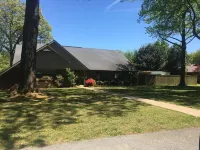Castle Cove Bentonville...private home with pool across from Crystal Bridges