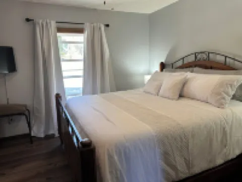 Cozy Cabin in the Woods ,Pet-Friendly! Treehouse feel on the large deck!