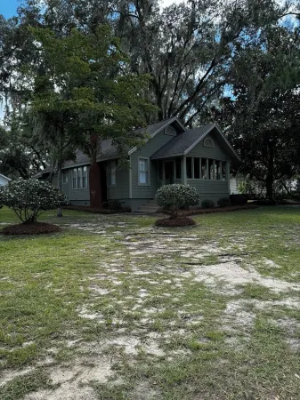 Charming 2-bedroom lake front cottage in lovely Lake Park Georgia.