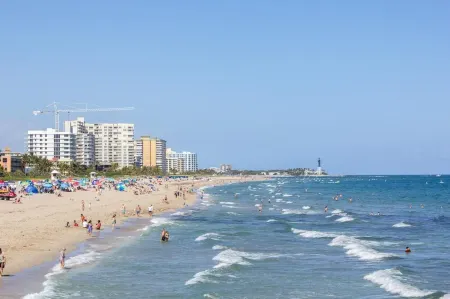 House with hot tub near the Beach. We’re pet-friendly! Отели рядом с достопримечательностью «Laguna Bay Nursery Inc»