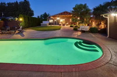 An Entertainment Oasis!  Off the I5,Woodburn Outlet Mall & minutes from Safeway.