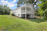 Beautiful 3BR/2Bath home with porch swing! WiFi and office space