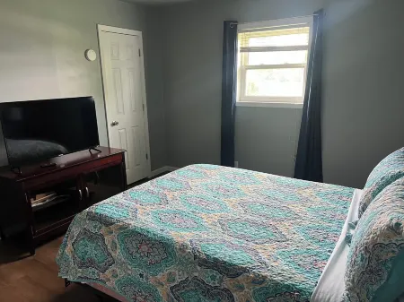 Spacious 5-bedroom House, Garage/Hot Tub/Bar, Close to RRG, Fiber WiFi