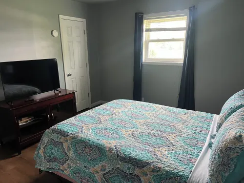 Spacious 5-bedroom House, Garage/Hot Tub/Bar, Close to RRG, Fiber WiFi