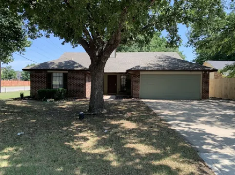 Cozy and Spacious Denton Getaway