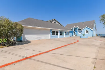 Bayfront Luxury House with Pool near Kemah Boardwalk with Pier Отели в г. Кема