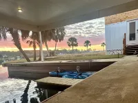 Lake Life Tiny House located on top of the water - Pool - 3 Kayaks - Beautiful! Hotels in Coffee County